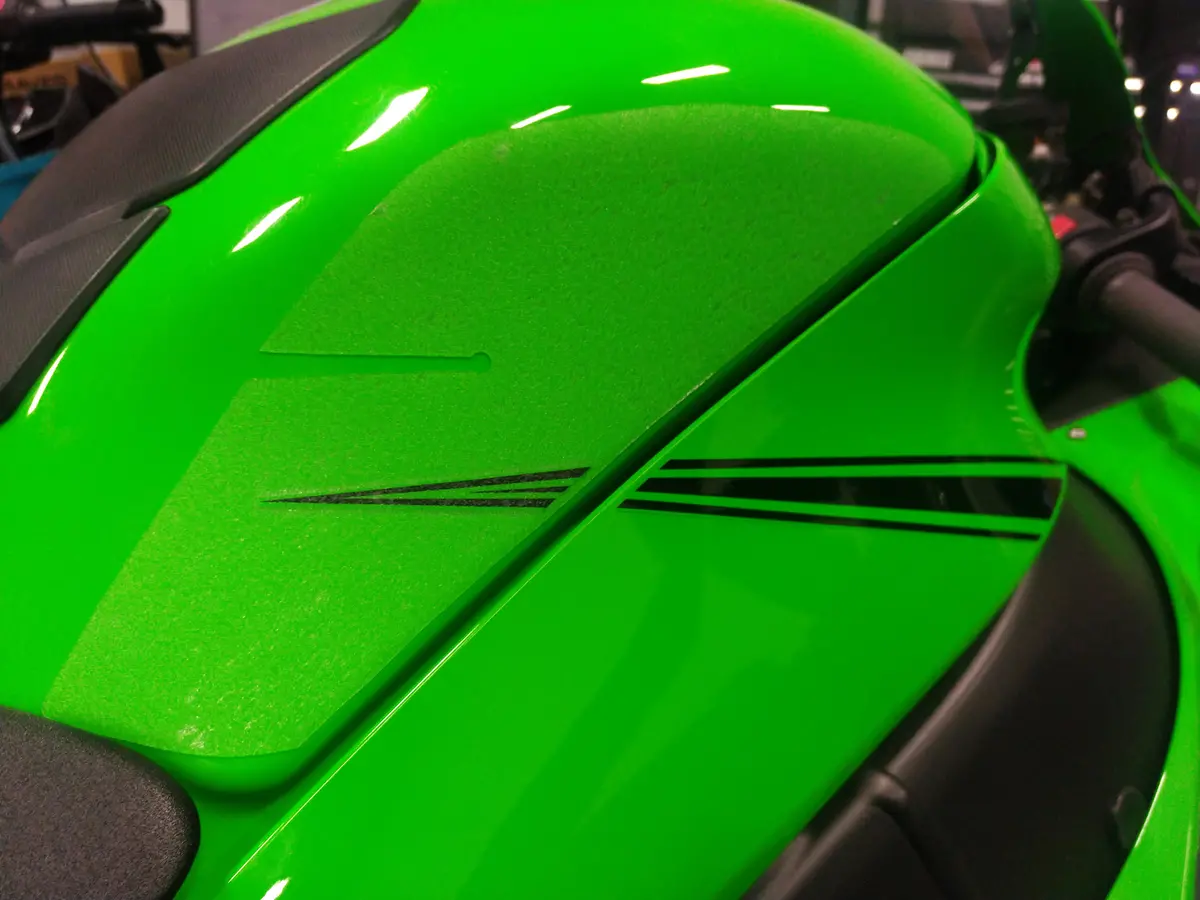 Kawasaki Zx-10R Tank Grip 1