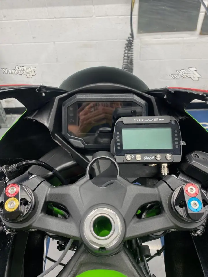 Kawasaki Zx-4Rr + Ninja 400 - Aim Solo 2 Mount 1