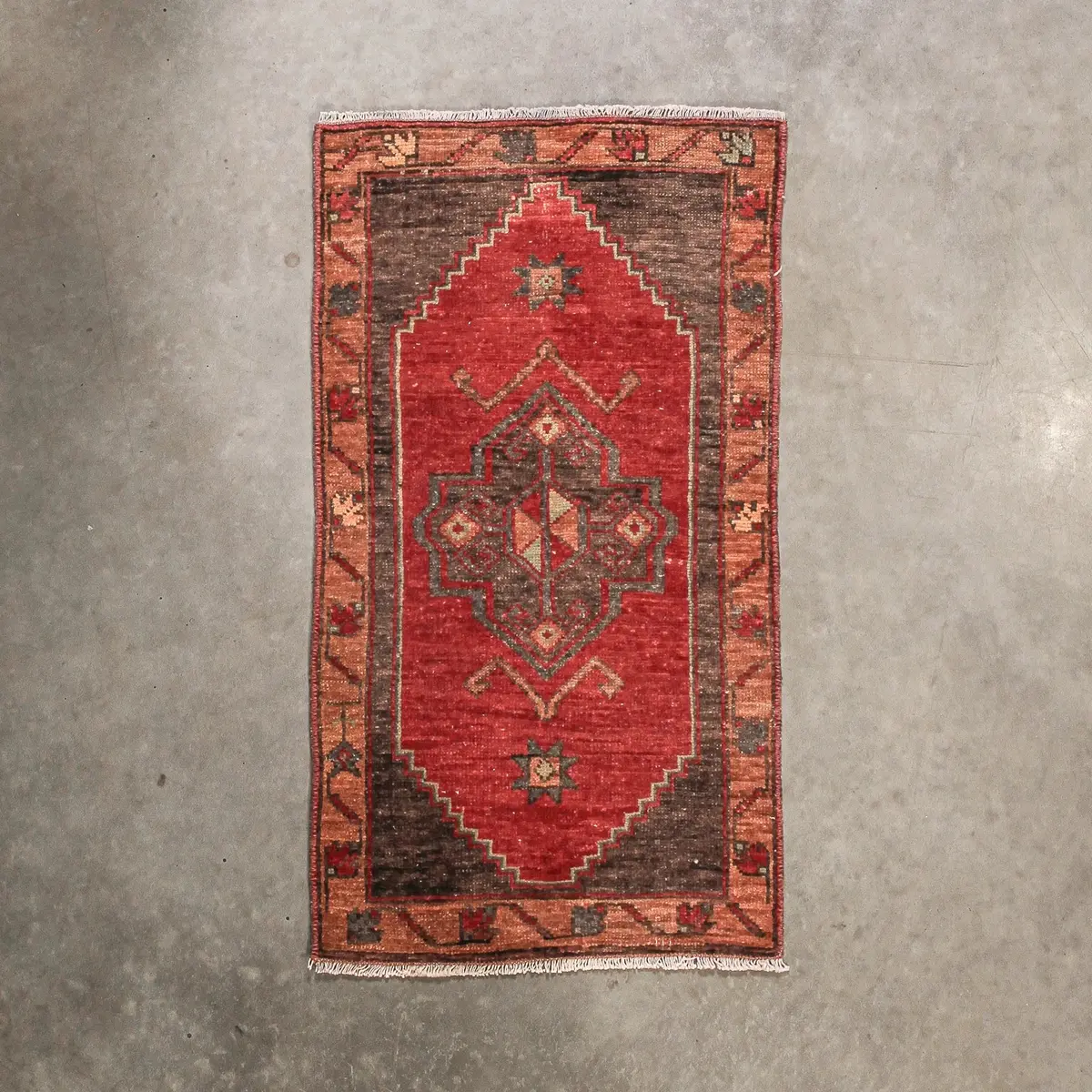 Beste Vintage Anatolian Accent Rug 1