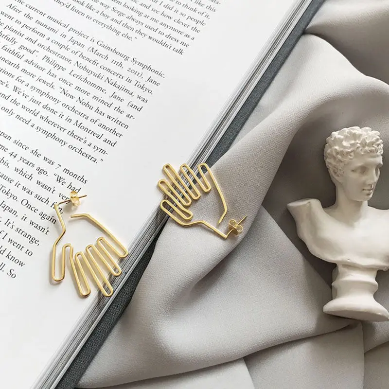 2017 New Hot Selling Artsy Style Hollow Little Hand Earrings For Women Shining Gold Plam Earrings Boucles D'oreilles 1