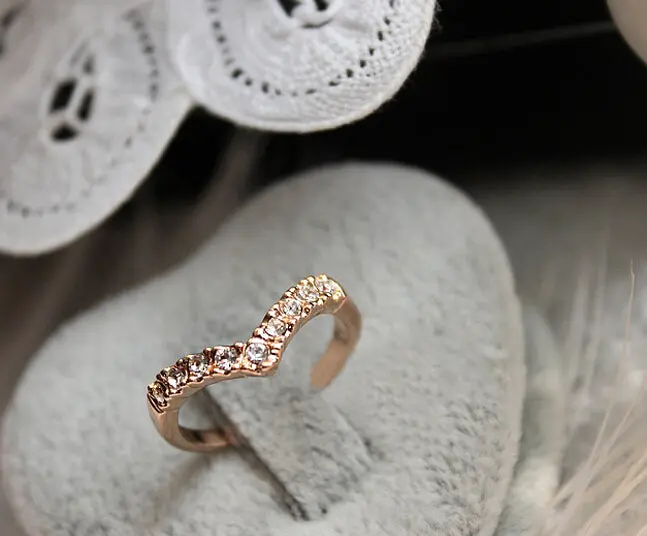 Anillos 2017 New Zinc Alloy Acrylic Party Trendy Hot Sale Fashion Chic Women Unique Jewelry V-Shaped Shiny Ring Direct Delivery 1