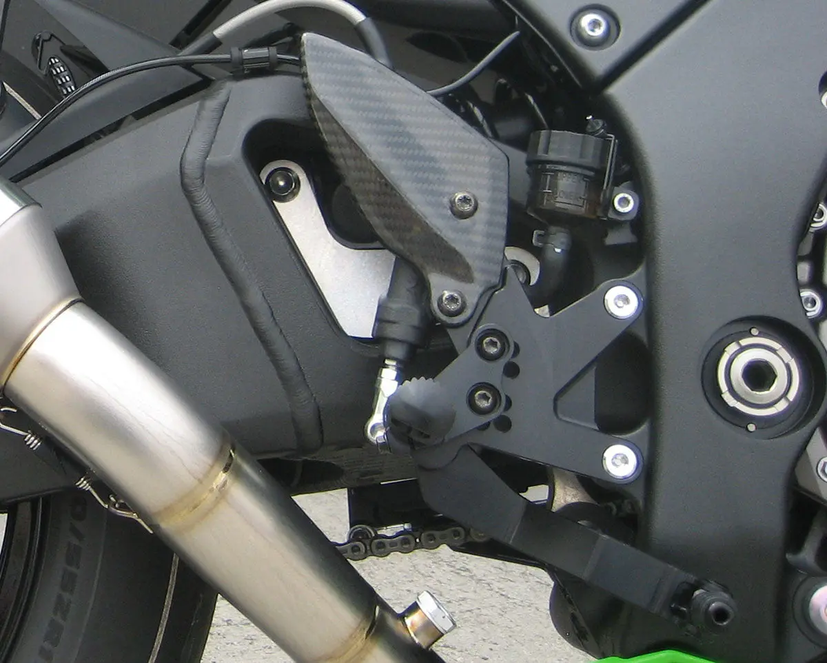 Graves Motorsports Kawasaki Zx-10 Adjustable Rearsets 1